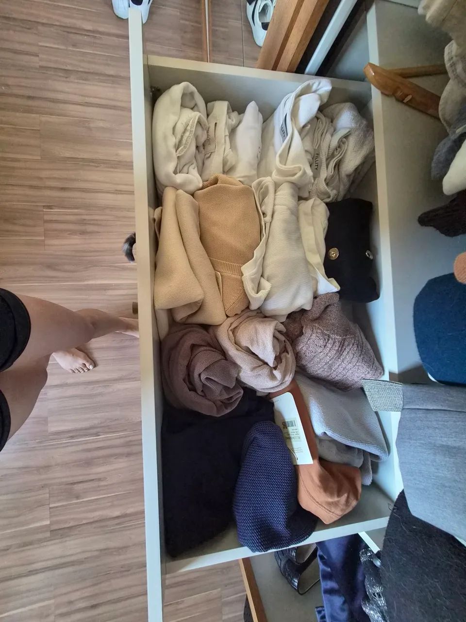Guarda-roupa com espelho, espaço para sapatos e bolsas - Foto 4