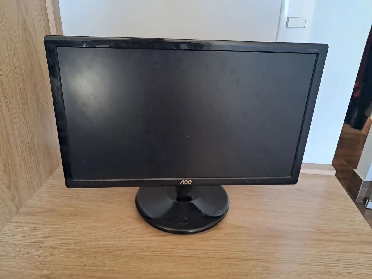 Monitor AOC e2043FK<br>20 polegadas<br>Acompanha cabo HDMI e fonte de energia