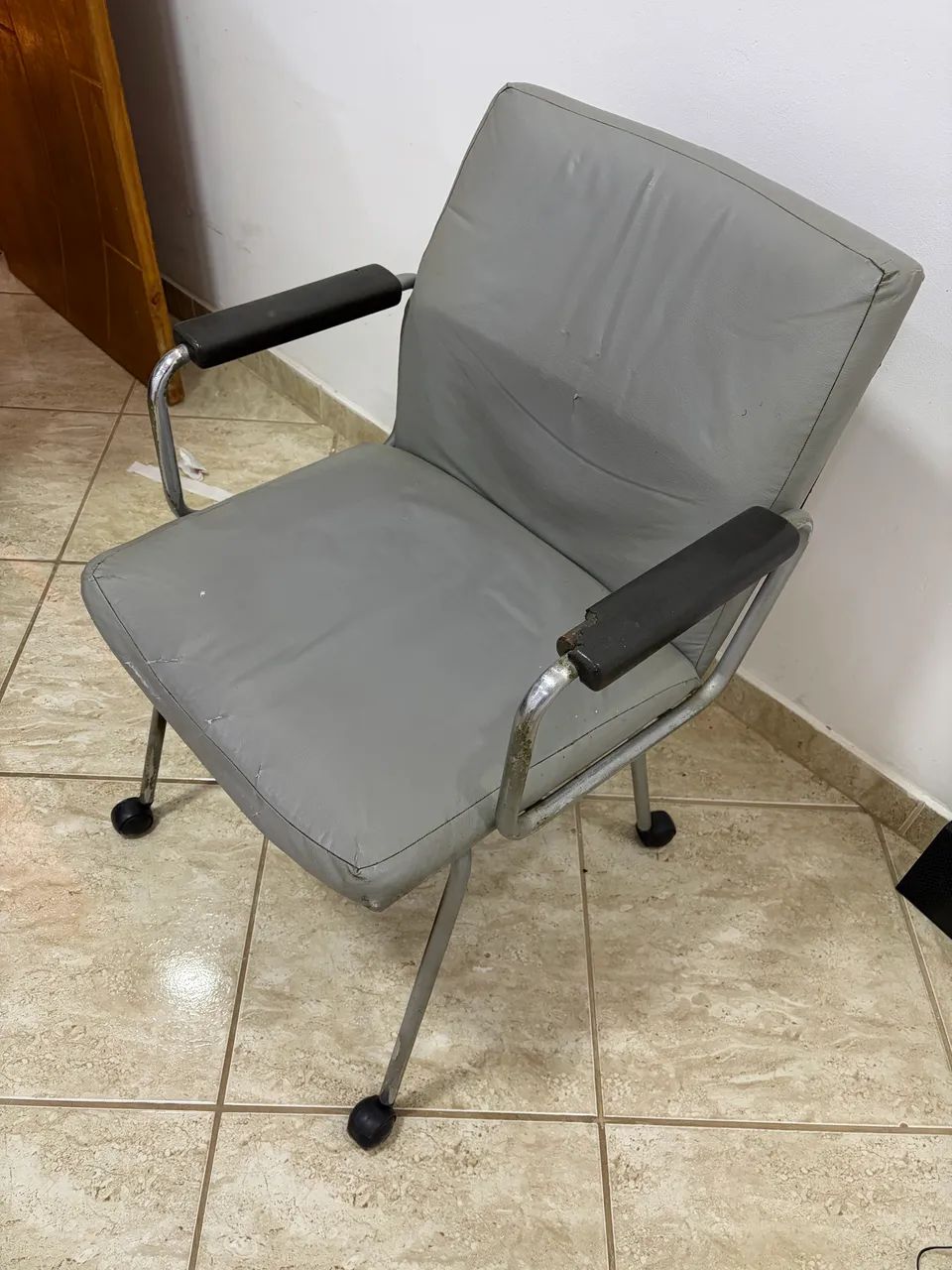 Cadeira estofada com rodízios  - Foto 3