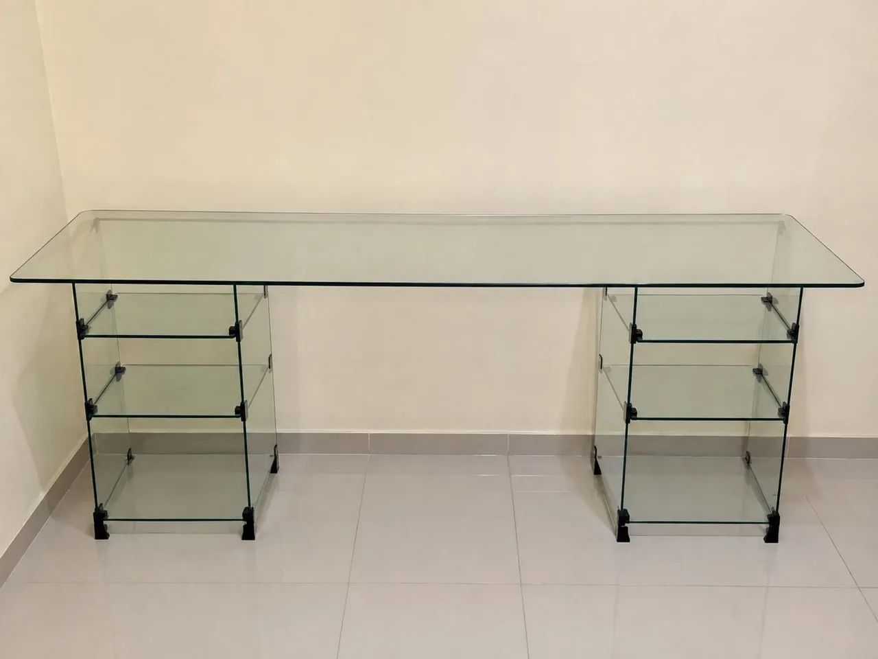 Mesa de vidro temperado com prateleiras 