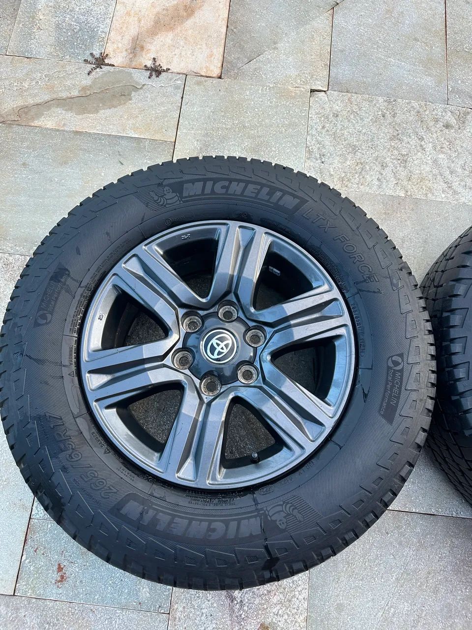 JOGO DE RODA HILUX ORIGINAL ARO 17 + PNEUS MICHELIN LTX FORCE MUITO NOVOS - Foto 4