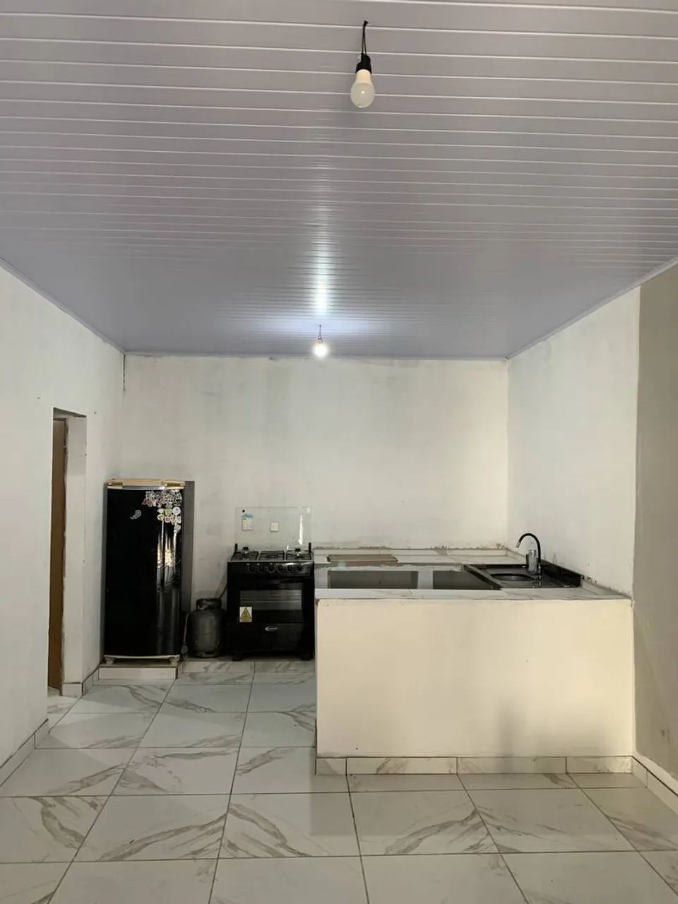 Pequena casa em final de rua, muito bem localizada - Foto 3