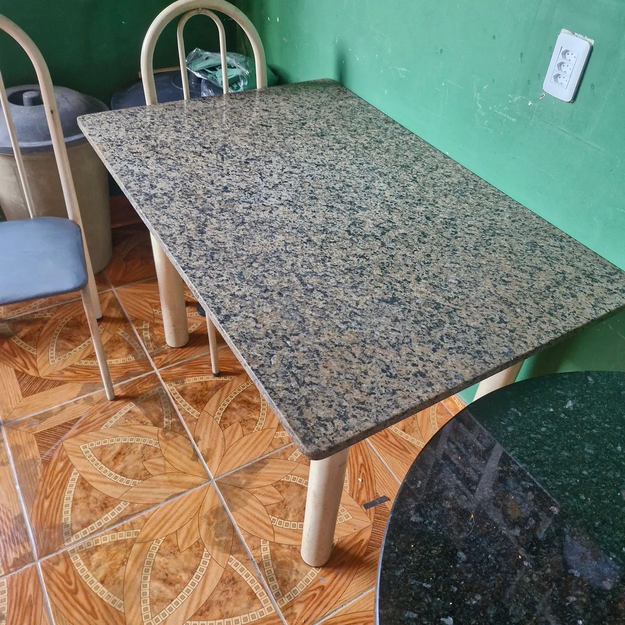 Mesa com 4 cadeiras (tampo de pedra) - Foto 2