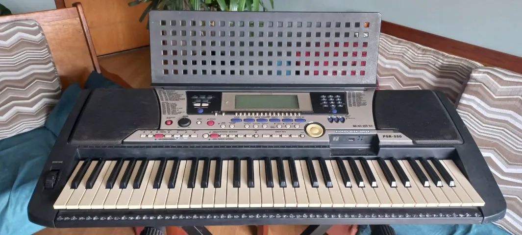 Teclado Yamaha PSR-550 com USB