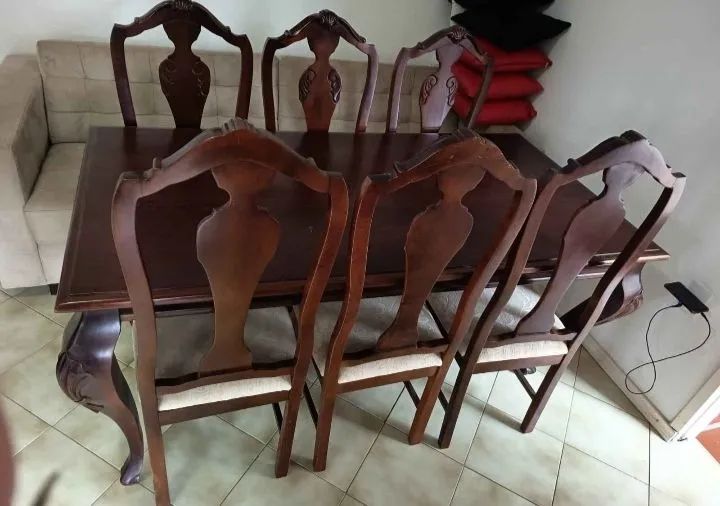 Mesa de madeira maciça e 6 cadeiras 