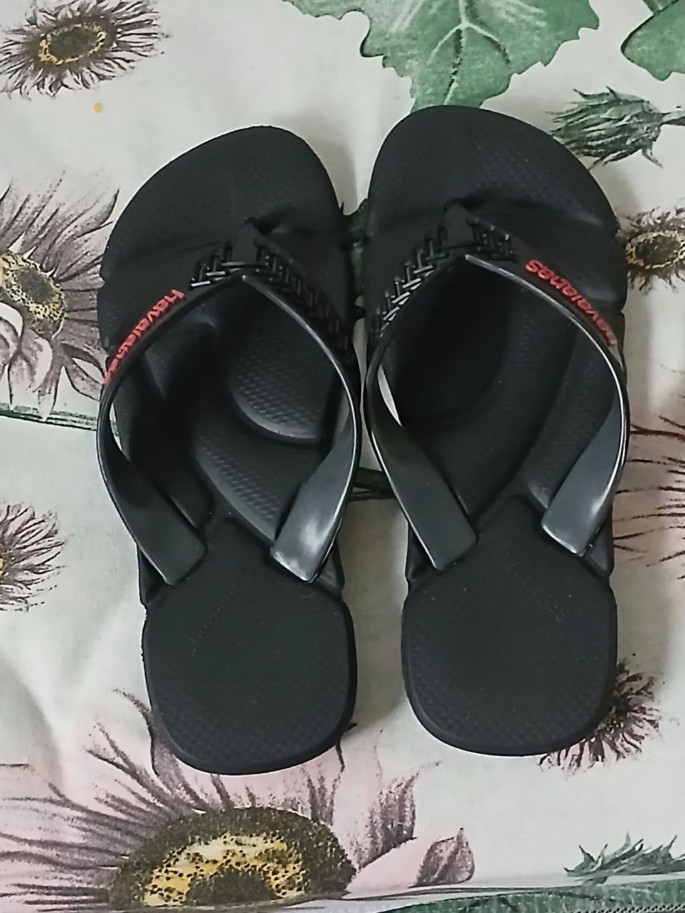 bota da marca marvalis e um par de havaianas ambas pretas  - Foto 6