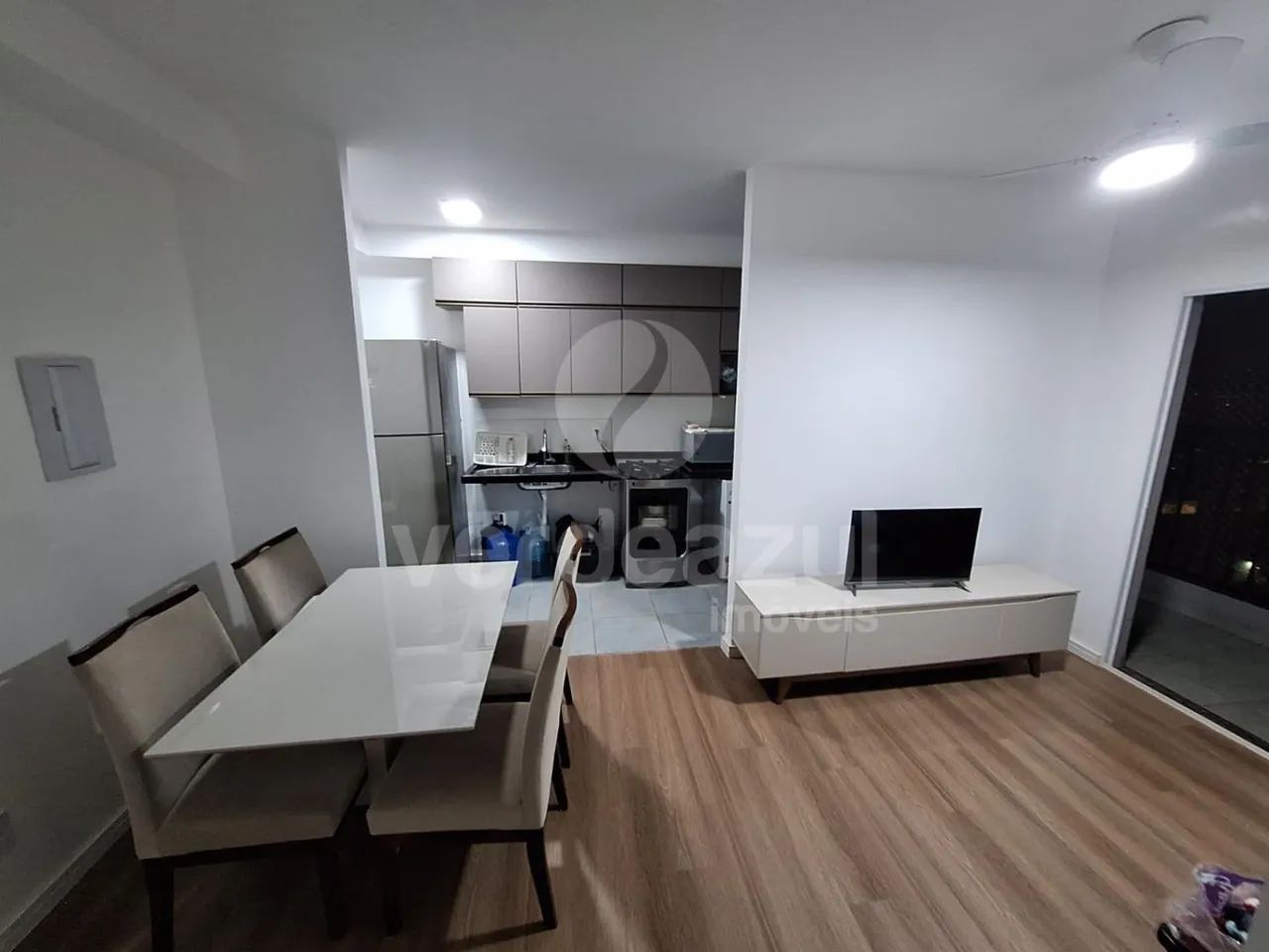 Apartamento mobiliado 2 quartos, suíte e varanda no Centro de Sumaré-SP.