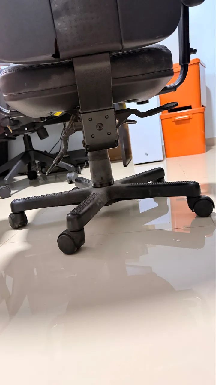 Cadeira de Escritório Diretor em couro  - Foto 3