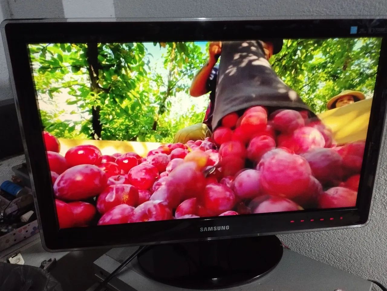 Monitor Samsung DVI/HDMI 23 polegadas. Usado .