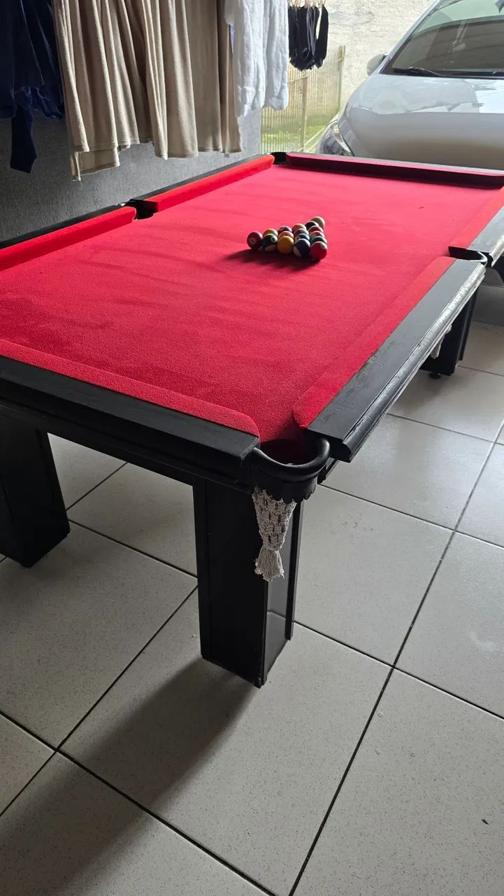 Mesa de sinuca com tacos