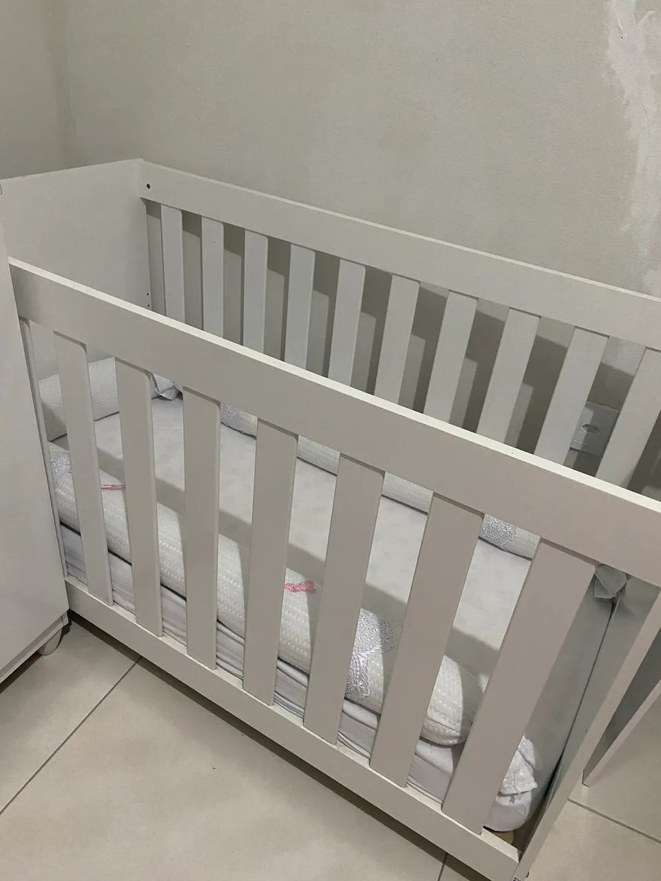 Vende-se, acompanhando colchão e conjunto de travesseiros!