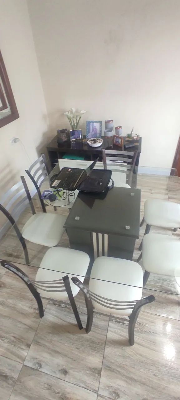Mesa com 7 cadeira 
