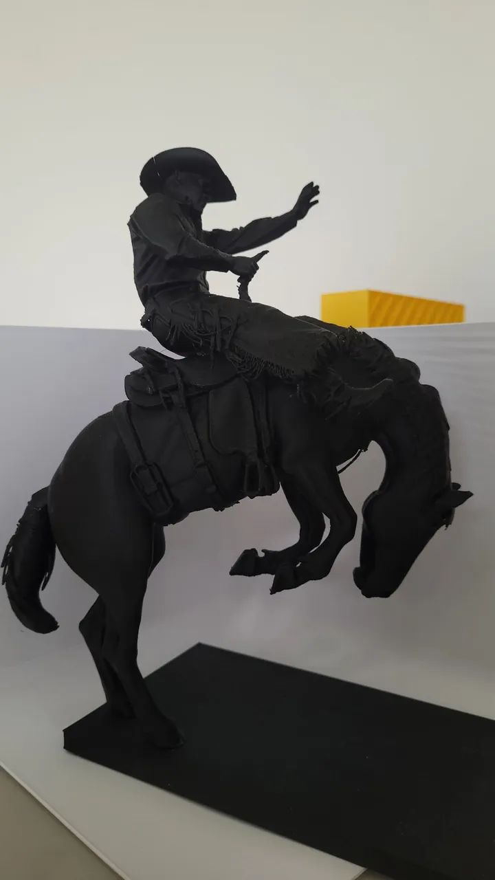 Estátua 3D cavalo e cowboy 