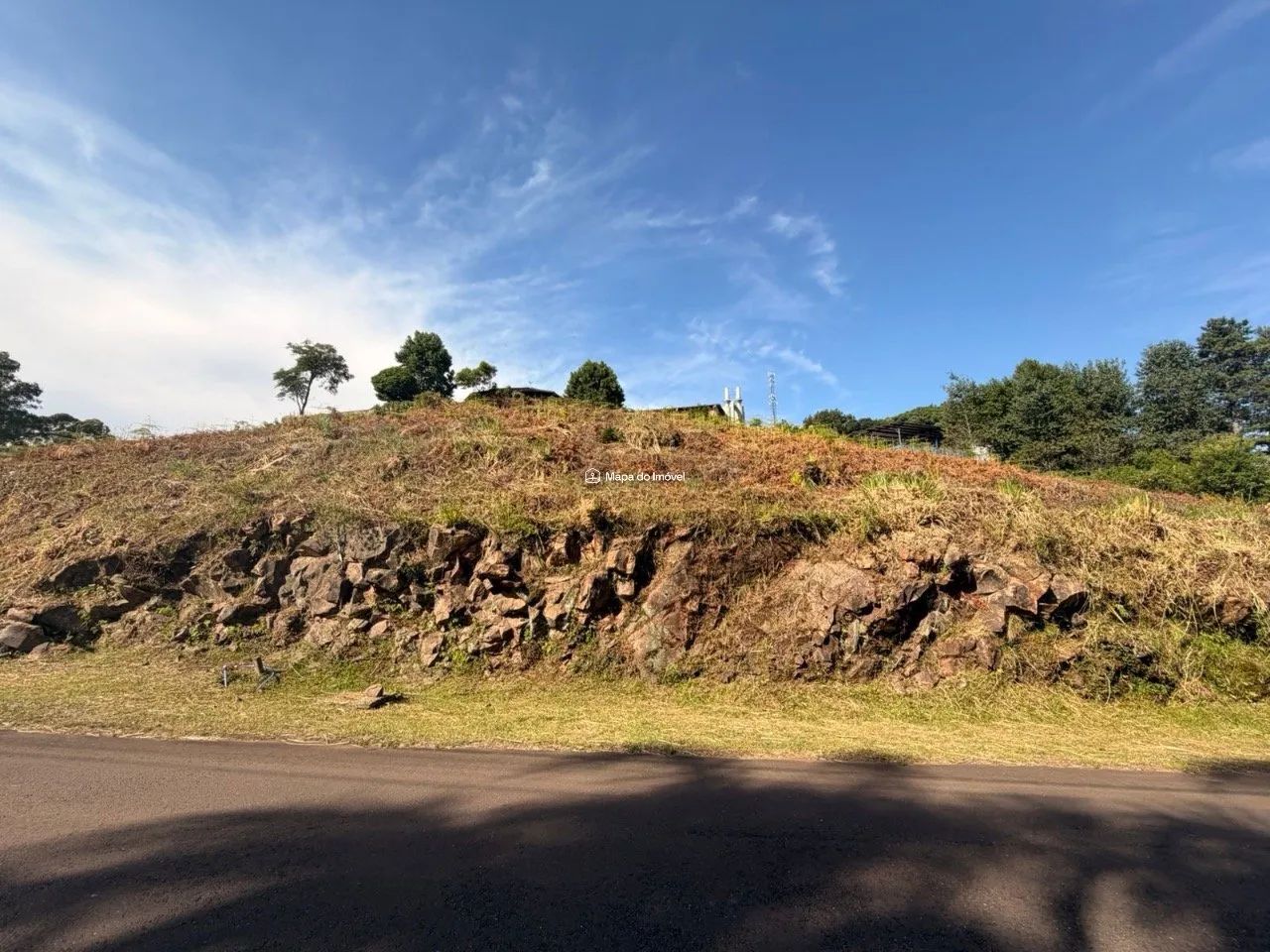 TERRENO ACIMA DO NÍVEL DA RUA