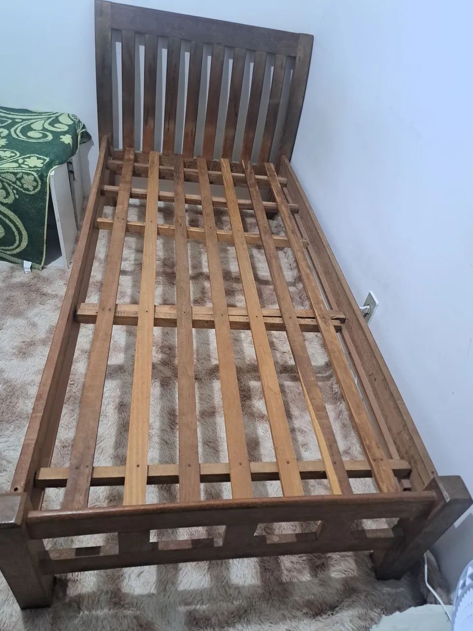 CAMA DE SOLTEIRO EM MADEIRA MACIÇA  - Foto 5