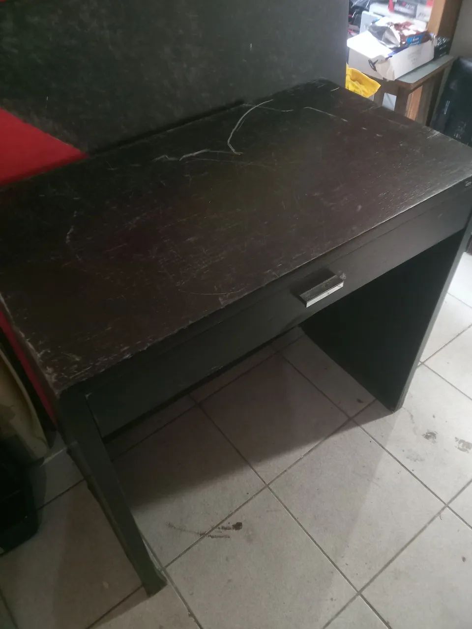 Mesa com gaveta.