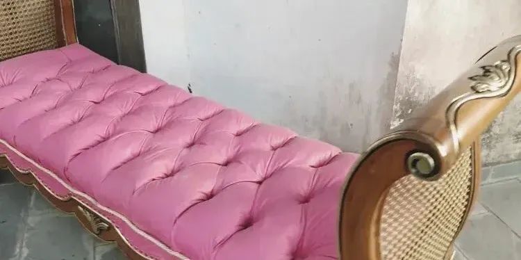 Namoradeira/ Recamier de Madeira Rosa detalhes Dourados  - Foto 4