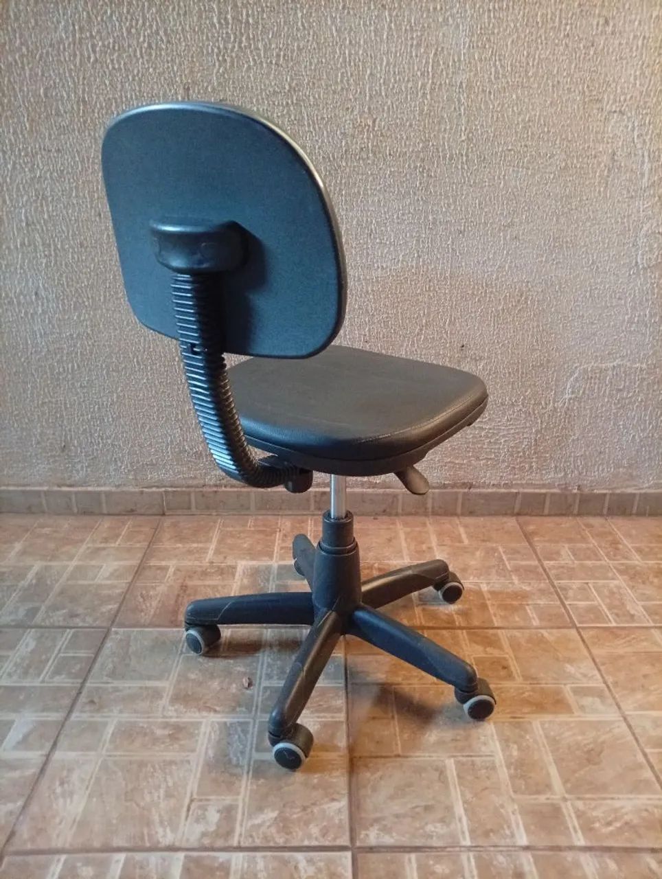 Cadeira de escritório em excelente estado - Foto 3