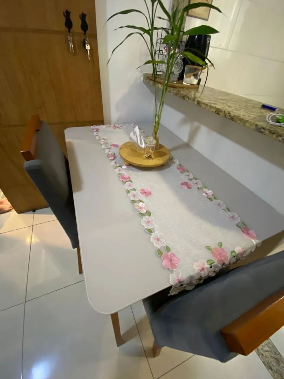 Mesa de jantar com quatro cadeiras 