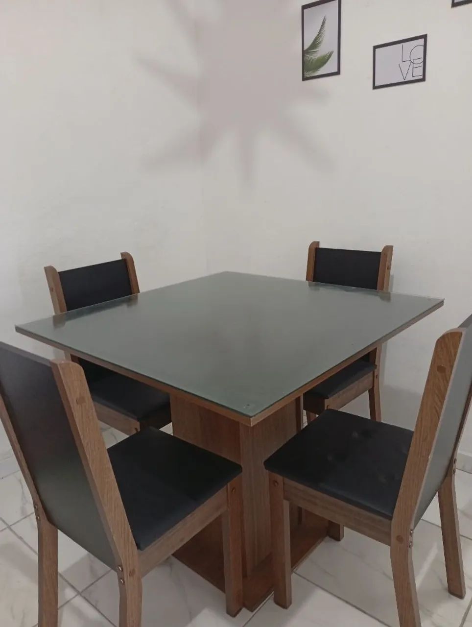 Mesa com 4 cadeiras seminova - Foto 3