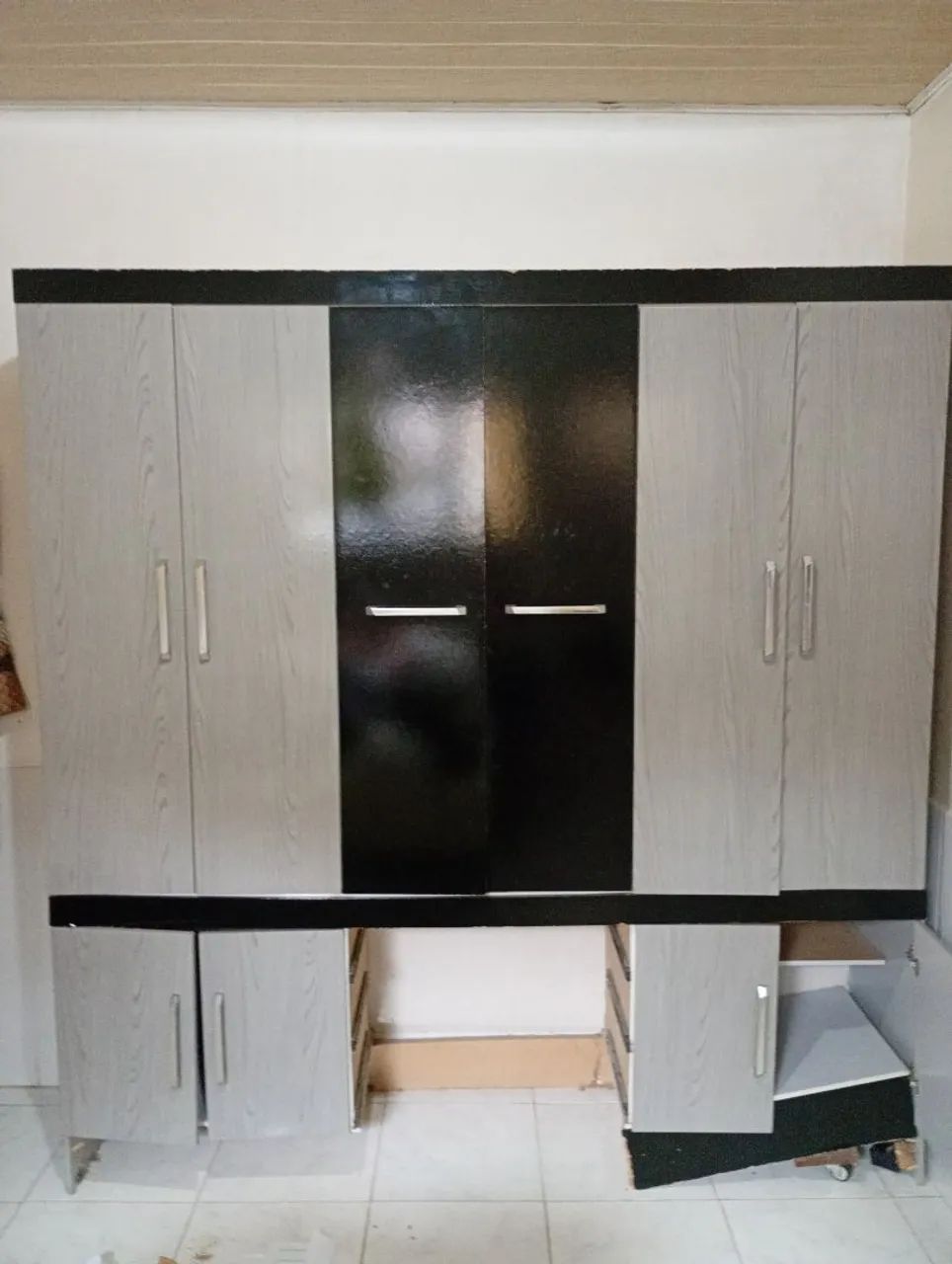 Guarda roupa com defeito no pé  - Foto 2