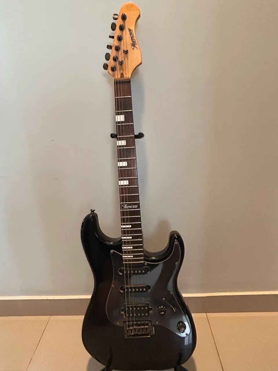 Guitarra Strato Hurricane