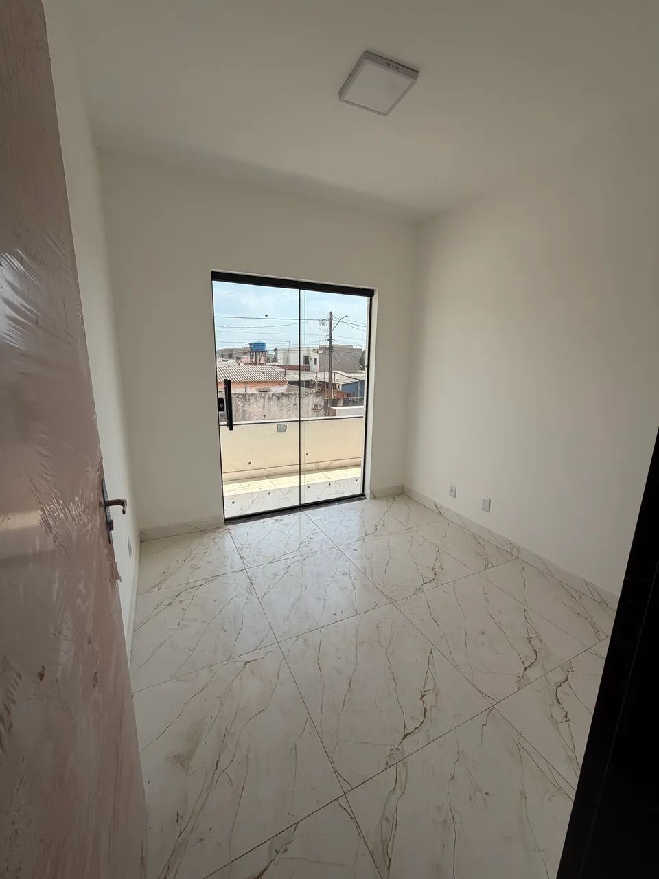 Alugo apartamento com varanda 