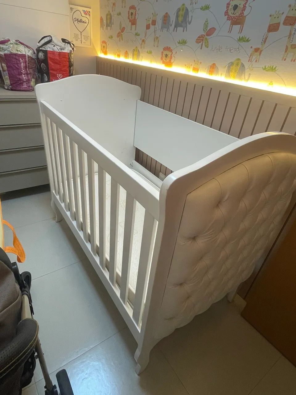 Berço Infantil Branco c/ Capitonê + Colchão