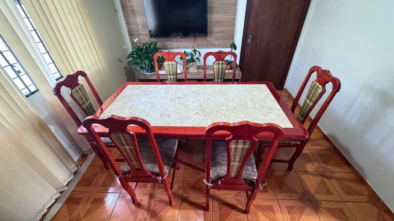 Jogo de jantar em mogno (mesa com 6 cadeiras e buffet) - Foto 4