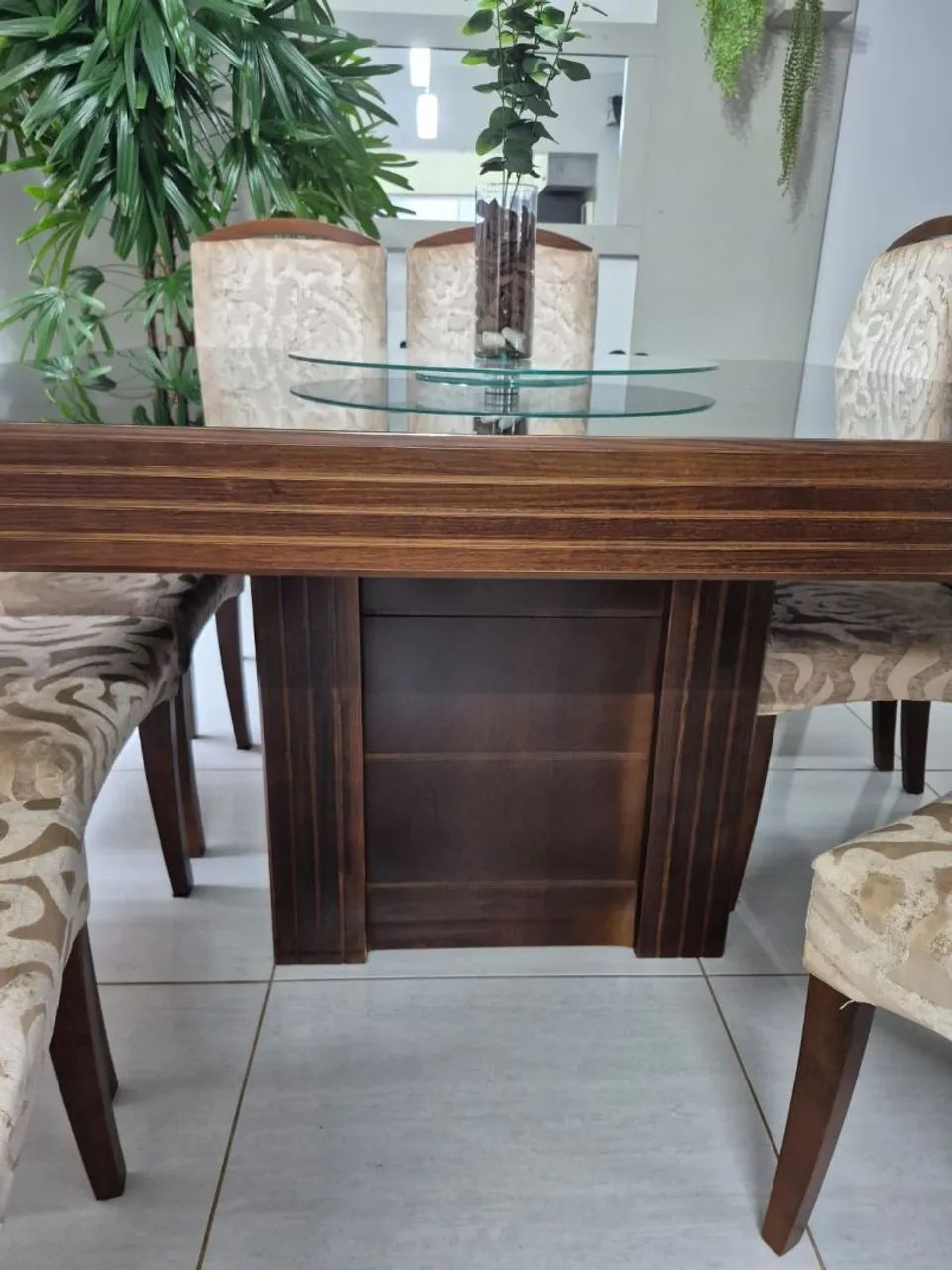 Mesa com 8 cadeiras 