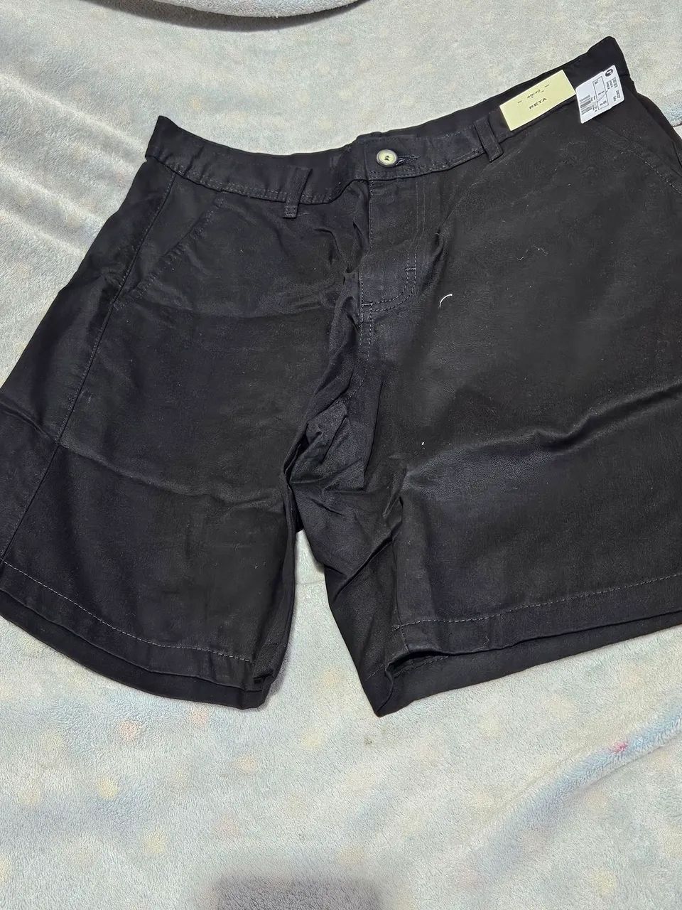 Bermuda Reta Em Sarja Com Bolso Preto