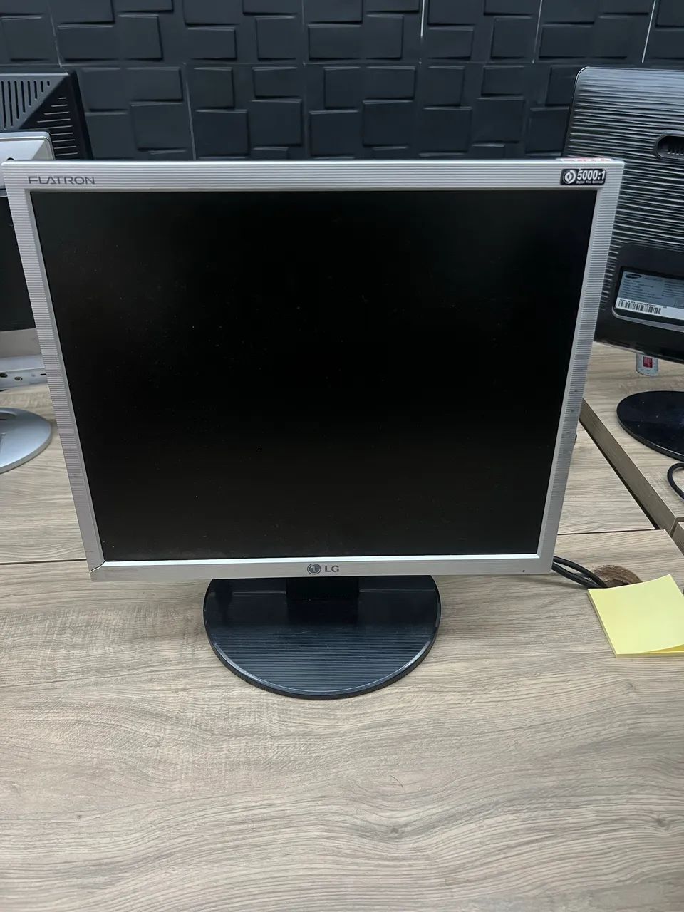 Vende-se monitor 17 polegadas, em boa condição, com cabo de energia