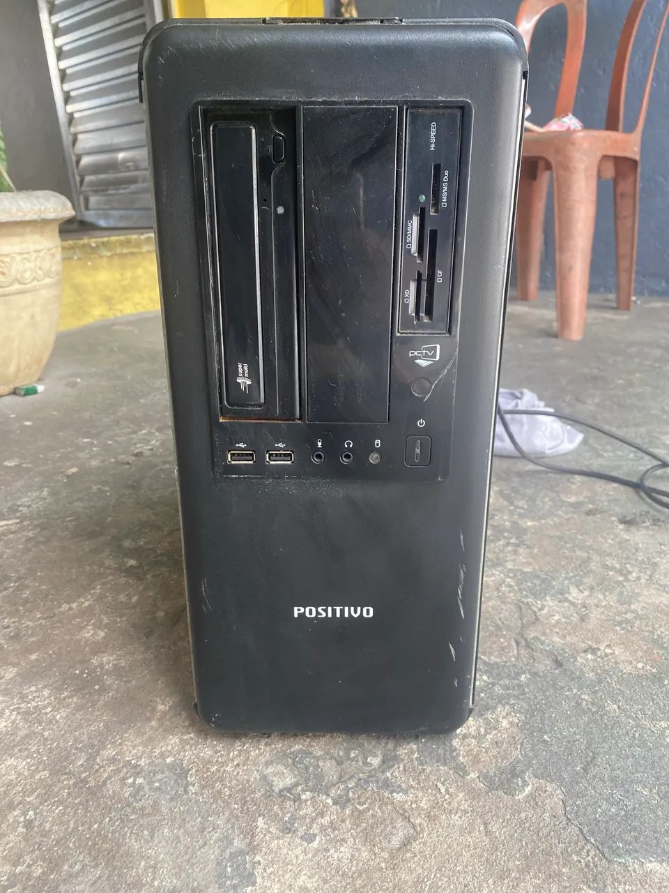 CPU para computador, com todos os cabos completos