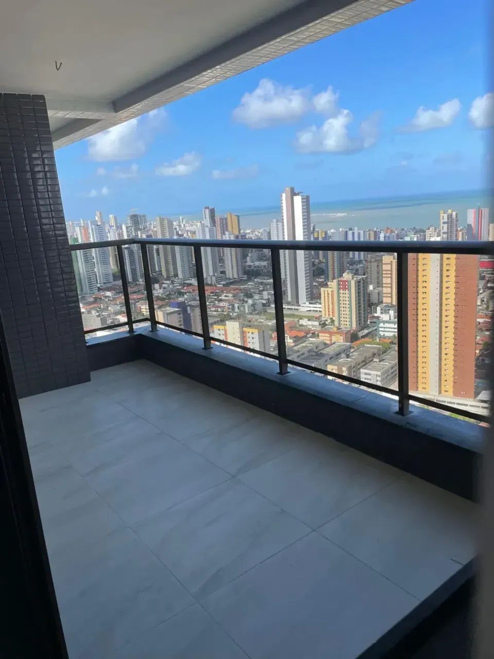 Brisamar. Andar alto com vista mar. 2 quartos sendo 1 suíte