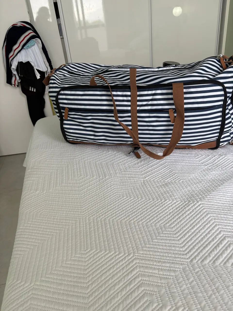 Bolsa para viagem semi nova, super resistente e linda - Foto 3