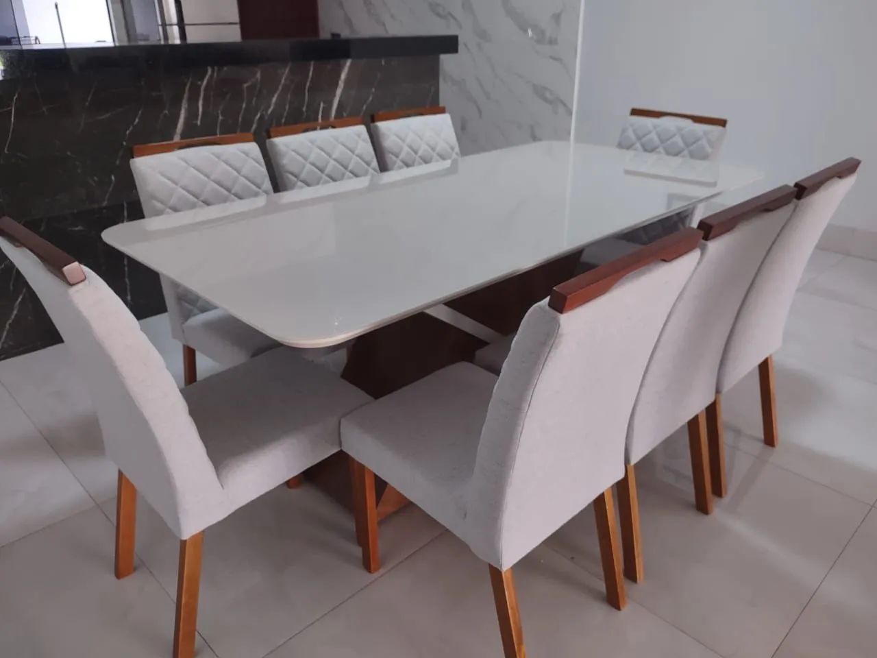 Mesa nova com cadeiras de madeira  - Foto 2