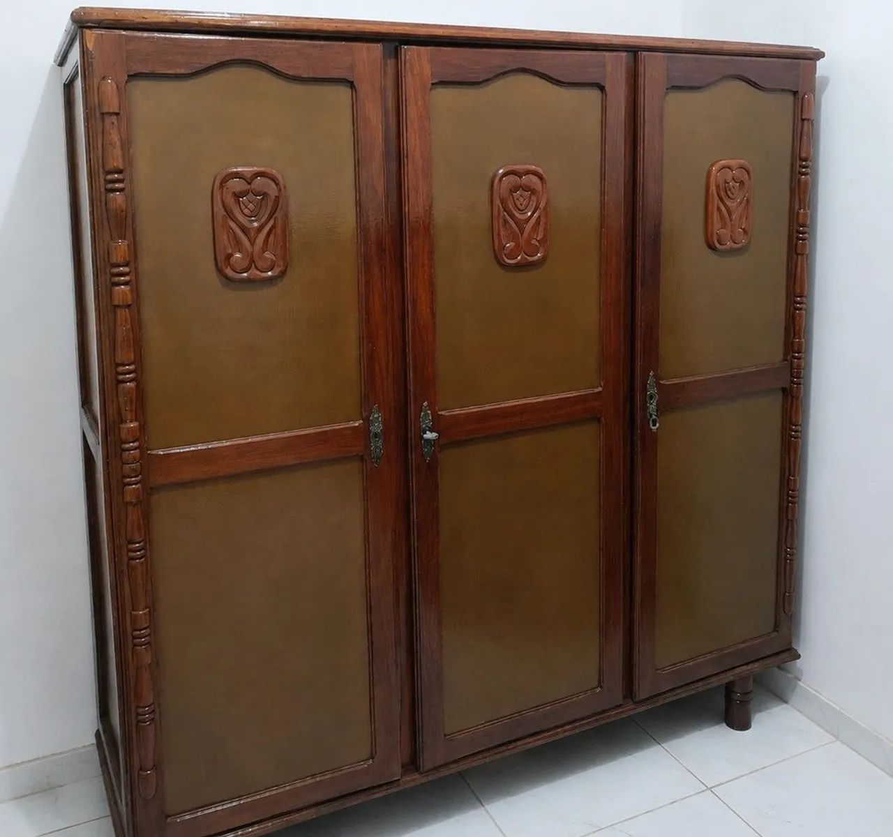 Guarda roupa madeira maciça com maleiro  - Foto 3