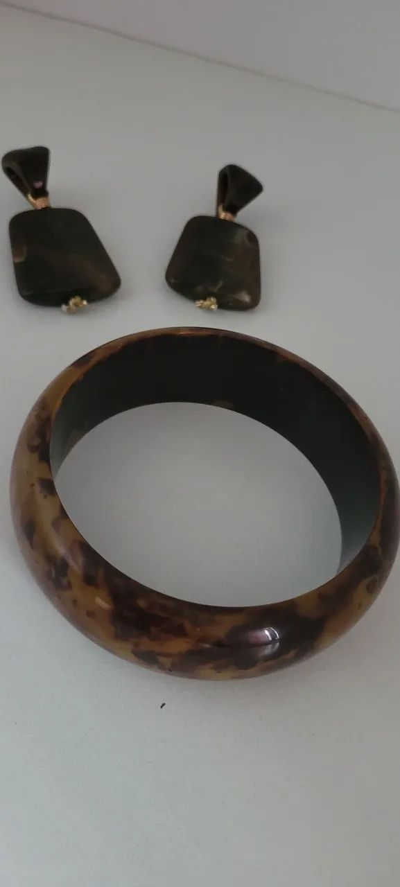 Brincos e bracelete resina marrom  - Foto 4