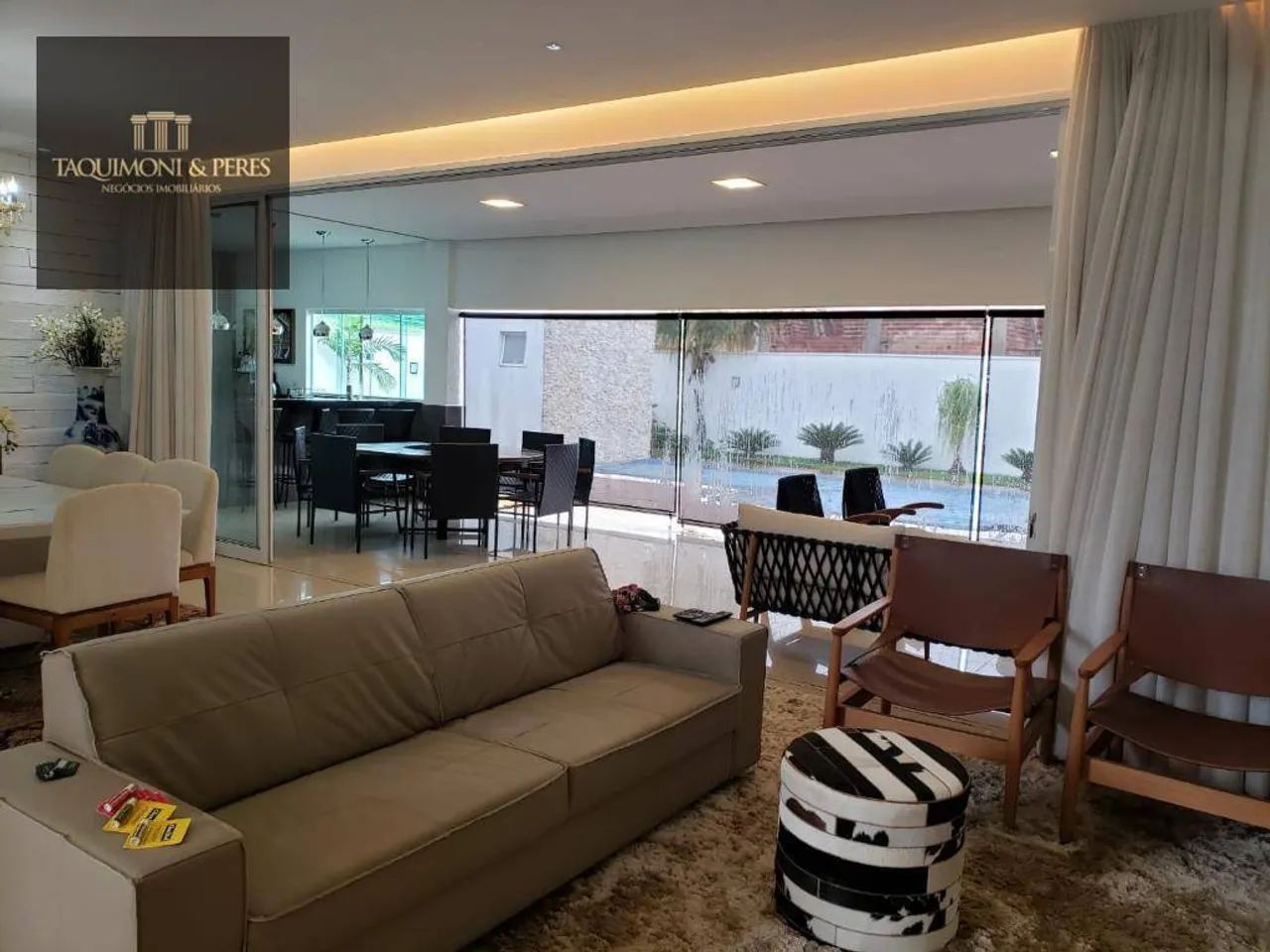 CASA COM 4 DORMITÓRIOS COM LOTE DE 735 MT PORTEIRA FECHADA