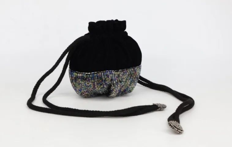 bolsa veludo com miçanga 