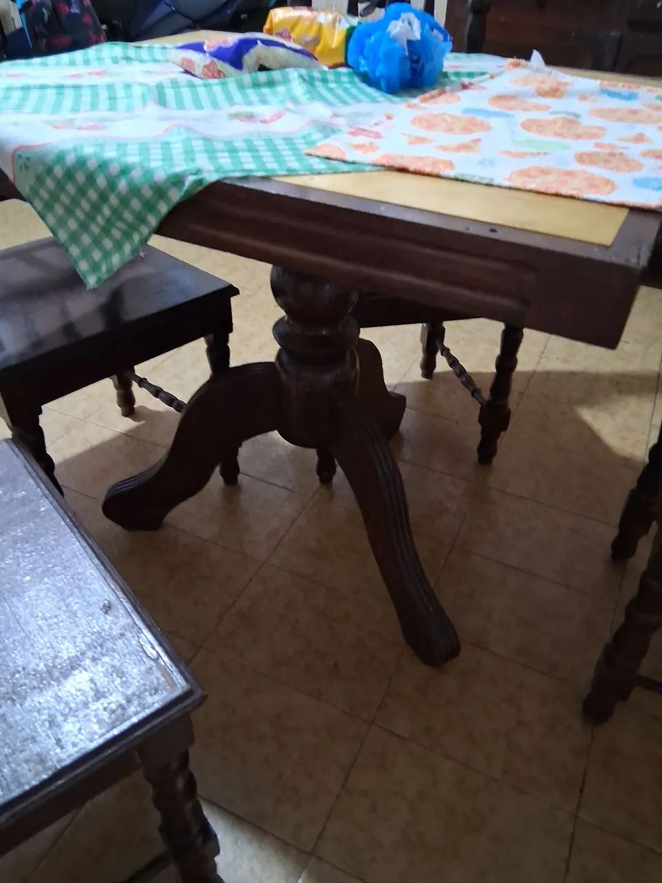 Mesa de madeira com.4 cadeiras - Foto 2