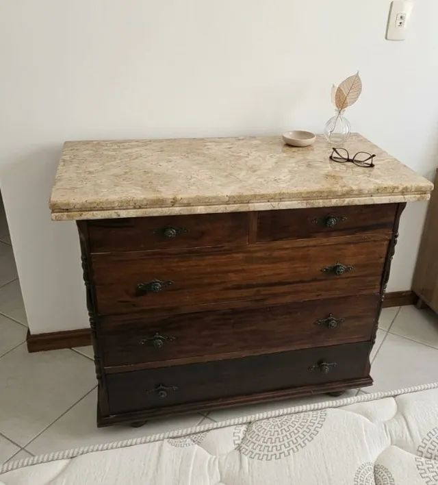 Cômoda 5 gavetas em madeira e Marmore