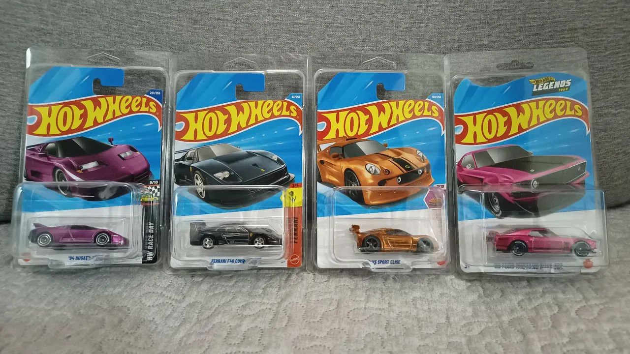 Lote de Hotwheels com 3 Super Thunt e 1 Legends Tour
