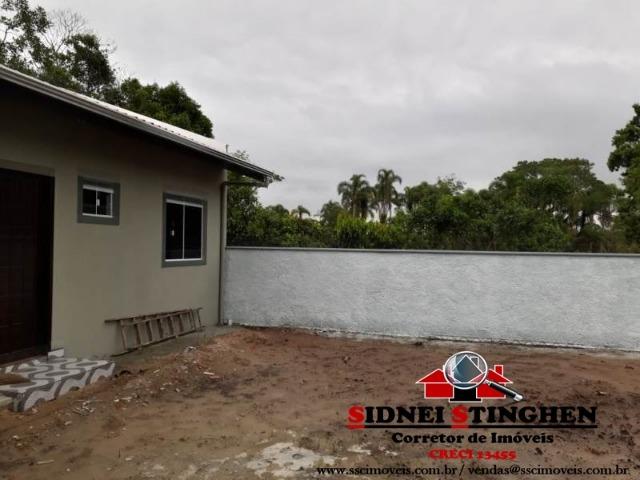 Casa novinha na Praia! Terreno todo murado, amplo espaço nos fundos - Foto 9