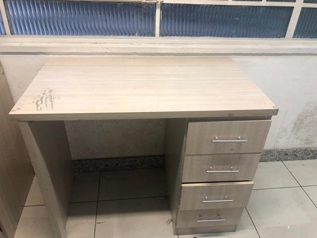 Mesa de computador Marfim