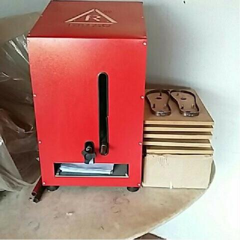 Maquina de fabricar chinelos com maquina para customizar