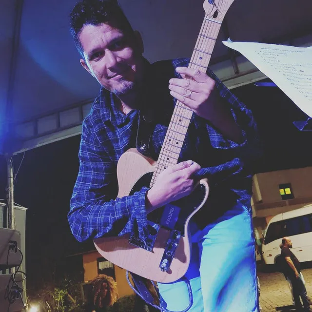 Aula de guitarra e violão. Particular ..ou na minha casa ou na do Aluno...