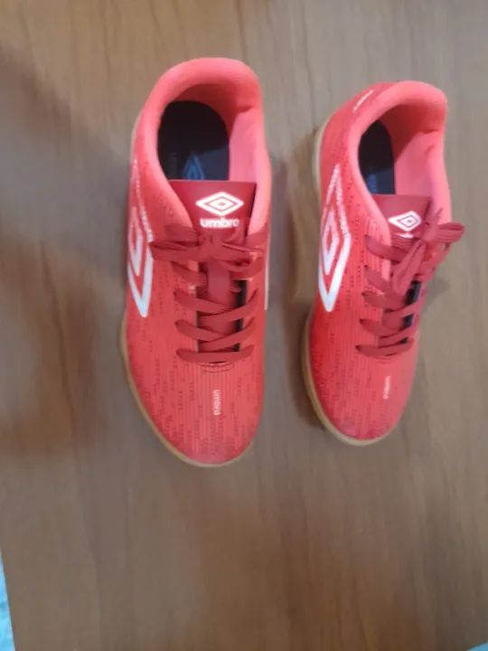 Chuteira Umbro tamanho 34 - ROSA