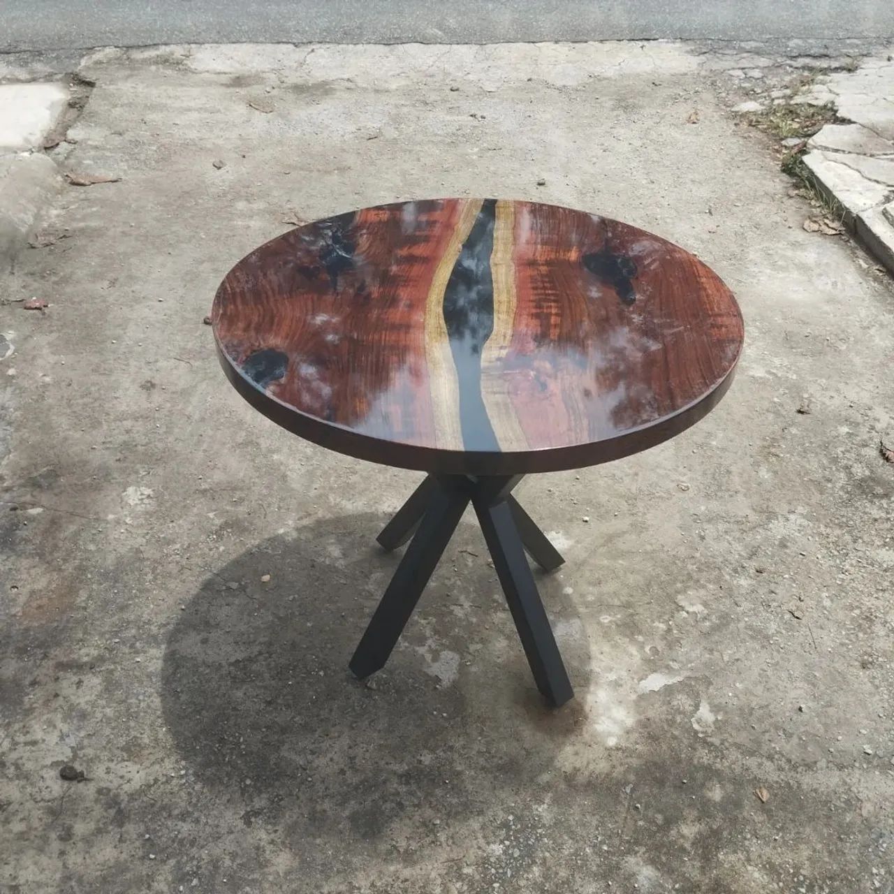 Mesa de Jantar redonda em madeira e resina epoxi - Foto 5
