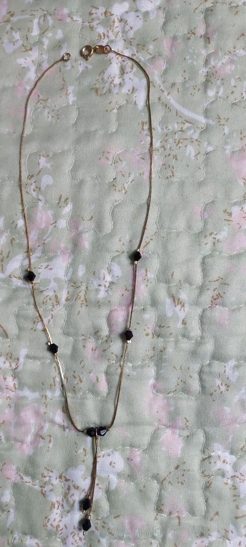 Gargantilha Dourada com Detalhes em Pedras Pretas - Foto 3